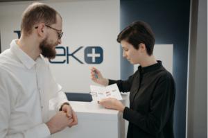 Op welke manieren kun je flyers gebruiken om je verkopen te stimuleren?